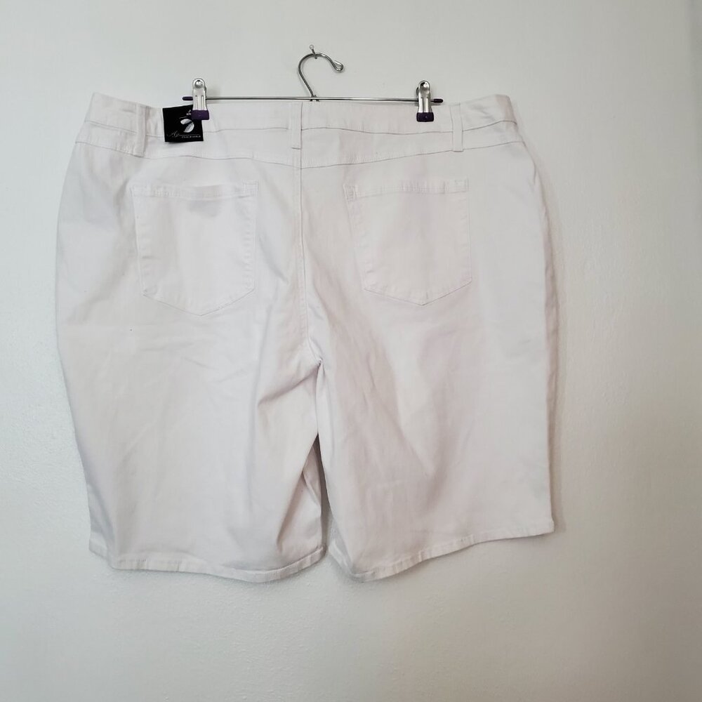 Women's Plus Size Bemuda Shorts 24W Set of 2 White A3 & Green St Johns Bay - Picture 12 of 14